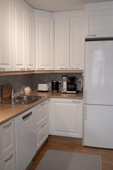 Coffee/tea facilities, Kitchen or kitchenette, dishwasher, oven, stove, toaster