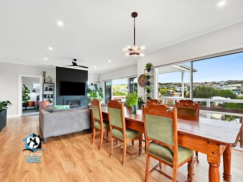 Communal lounge/ TV room, TV and multimedia, Decorative detail, Decorative detail, Dining area, Lake view, Lake view, Family, fireplace, fireplace