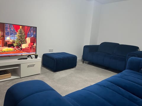 Communal lounge/ TV room, TV and multimedia, Living room, Seating area, Evening entertainment