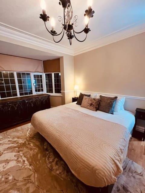 Bed, Photo of the whole room, Seating area, Bedroom