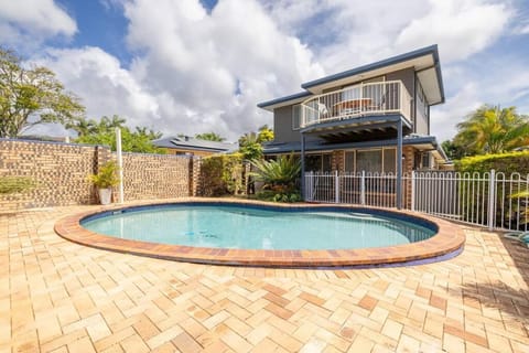 Property building, Day, Pool view, Swimming pool