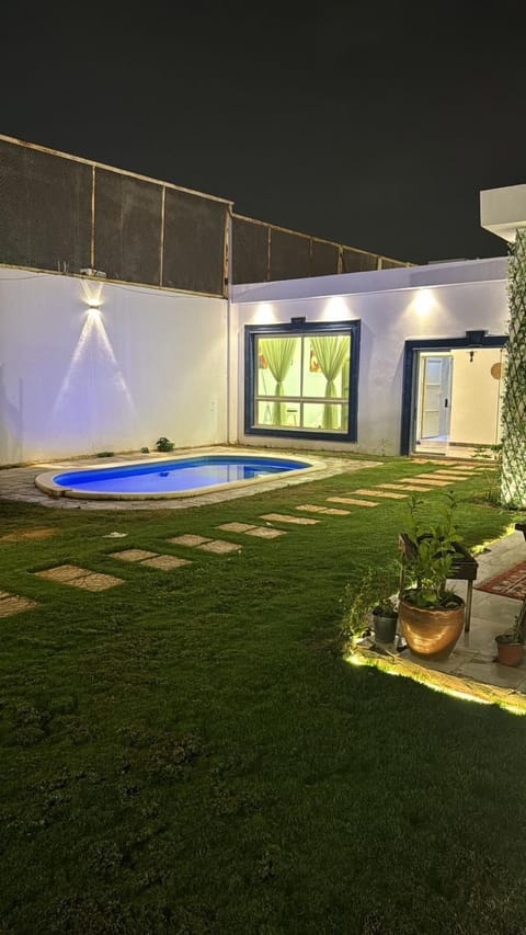 شاليه بجلسه خارجيه ومسبح وغرفه ماستر Chalet in Riyadh