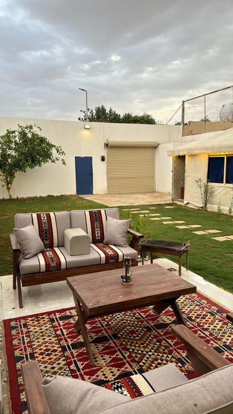 شاليه بجلسه خارجيه ومسبح وغرفه ماستر Chalet in Riyadh