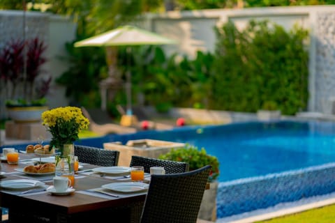 Food and drinks, Dining area, Food, Garden view, Pool view, Swimming pool, Drinks