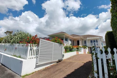 Sky Stars Coastal Haven Retreat Villa in Auckland