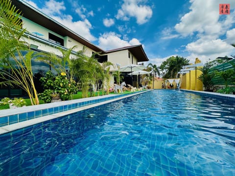 Property building, Day, Pool view, Swimming pool, Swimming pool