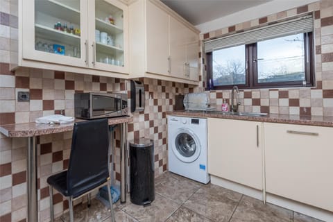 Very spacious home close to central Slough House in Slough