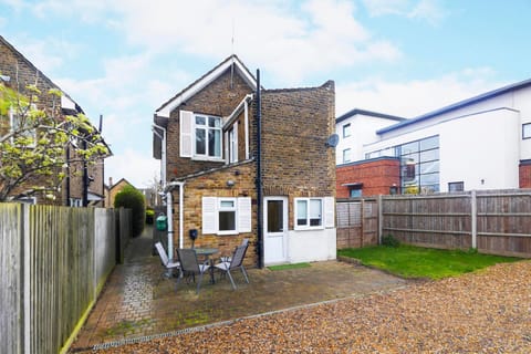 Stylish 4-Bed Home - Perfect for Families & Groups House in Egham