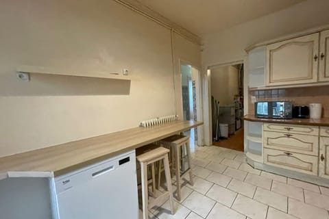 Kitchen or kitchenette, dishwasher, oven, stove