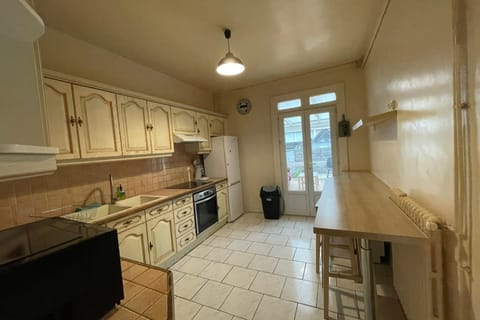 Kitchen or kitchenette, Dining area, dishwasher, oven, stove