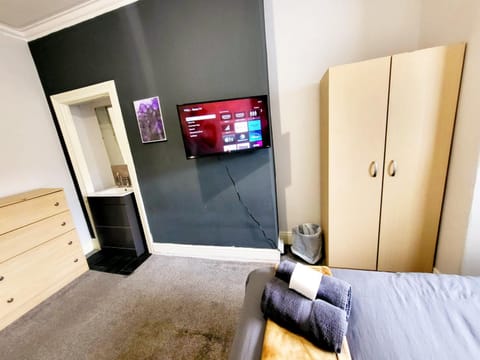 Bed, TV and multimedia, Photo of the whole room, Bedroom, wardrobe