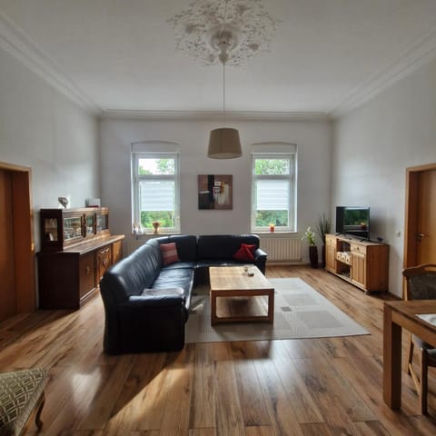 TV and multimedia, Living room, Photo of the whole room, Seating area, Dining area