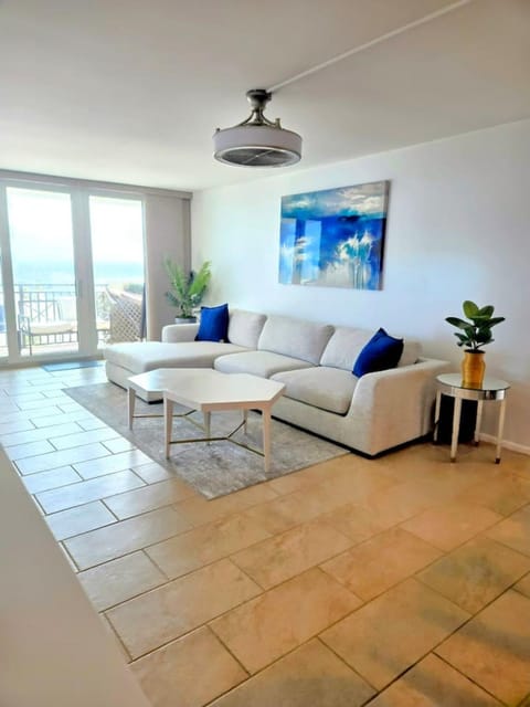 6th Floor Condo with Ocean view steps from Beach Appartement in South Daytona