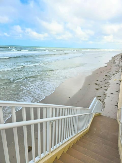 6th Floor Condo with Ocean view steps from Beach Appartement in South Daytona