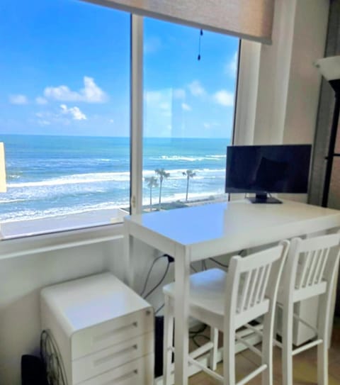 6th Floor Condo with Ocean view steps from Beach Appartement in South Daytona