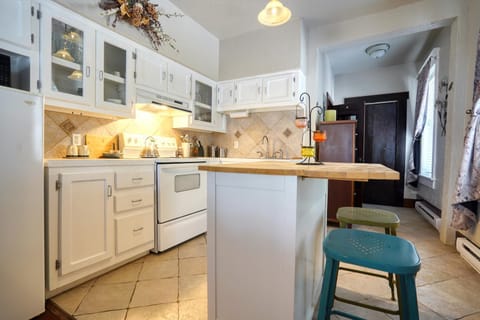 Kitchen or kitchenette, Dining area, oven, stove