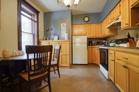 Kitchen or kitchenette, Dining area, oven, stove