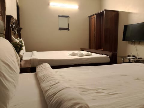 Luxury inn Rooms near Expo center , air port , agha khan Bed and Breakfast in Karachi