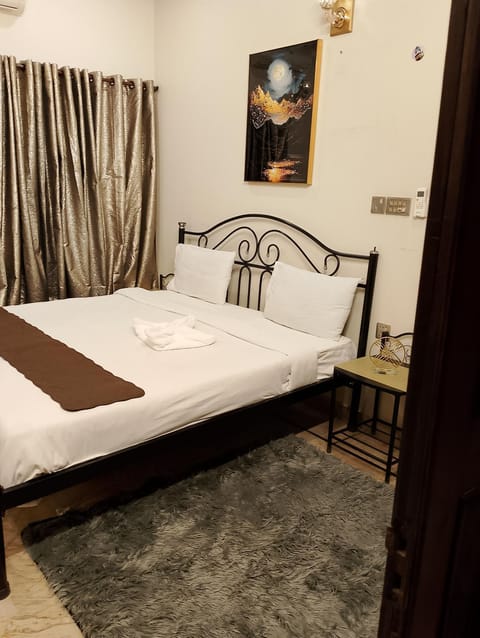 Luxury inn Rooms near Expo center , air port , agha khan Bed and Breakfast in Karachi