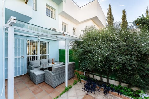 Patio, Day, Garden, Garden, Balcony/Terrace, Dining area