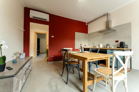 Kitchen or kitchenette, Seating area, Dining area, pet friendly, stove, air conditioner