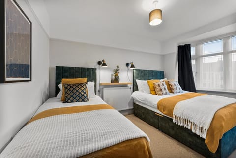 Stylish Boutique Abode- Sleeps 11 House in Bristol