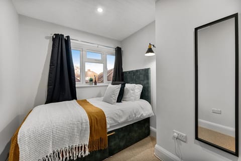 Stylish Boutique Abode- Sleeps 11 House in Bristol