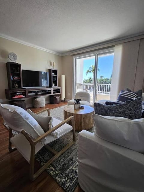 Serene Marina Views await at this One-Bedroom Gem! Apartamento in Lantana