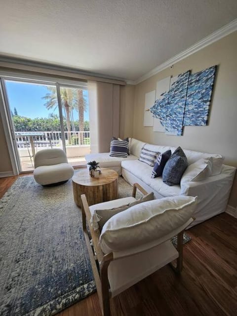 Serene Marina Views await at this One-Bedroom Gem! Apartamento in Lantana