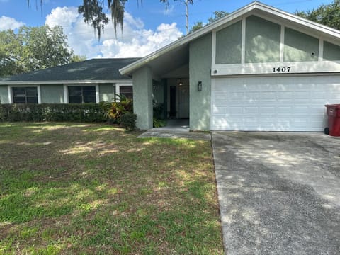 Family sharing with families House in Plant City