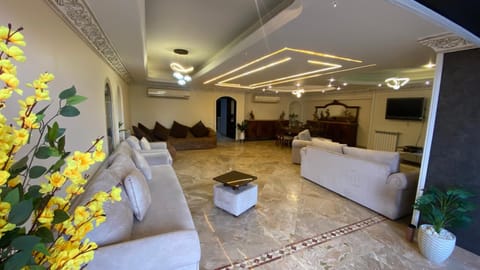 شقه مميزه تطل علي النيل في البحر الاعظم Apartment in Cairo