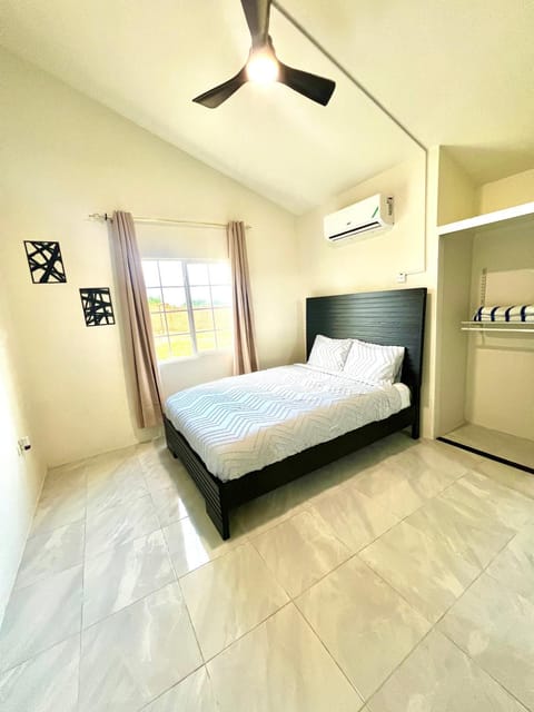 Bed, Photo of the whole room, Bedroom, air conditioner