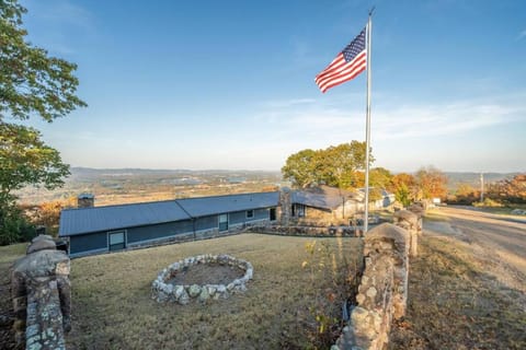 Magnificent Lake & City Views, Hot Tub Villa in Garland County