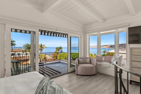 Pacific Perfection - Ocean Views Jacuzzi Walk to Beach and Dining House in La Jolla Shores