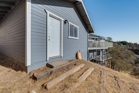 Water Views and Decks Spacious La Grange Retreat House in Tuolumne County