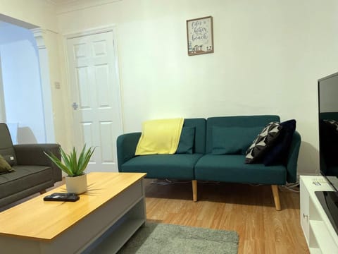 Lovely Spacious House Family & Contractor Friendly 3 Bedroom Near Leeds Centre Sleeps 8 House in Leeds