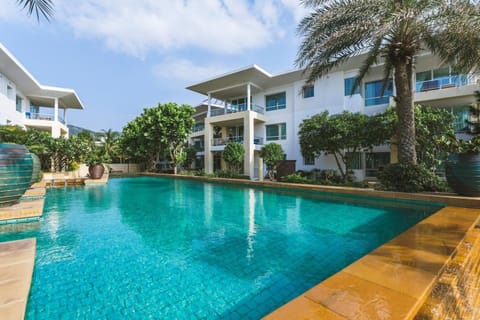 Property building, Day, Garden, Garden view, Pool view, Swimming pool, Swimming pool, sunbed