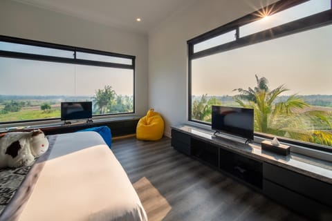 Bed, Game Room, TV and multimedia, Bedroom