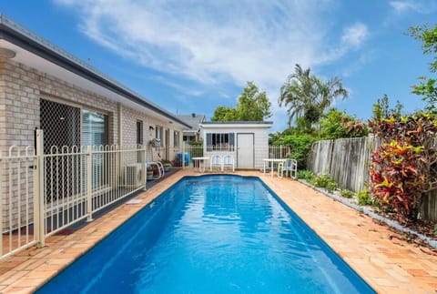 Property building, Day, Pool view, Swimming pool