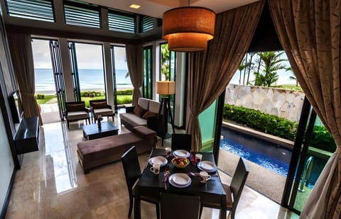 Balcony/Terrace, Living room, Food and drinks, Seating area, Swimming pool