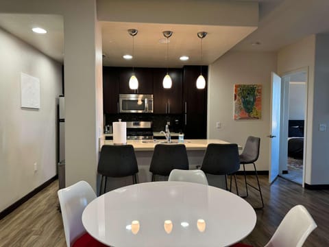 Kitchen or kitchenette, Seating area, Dining area