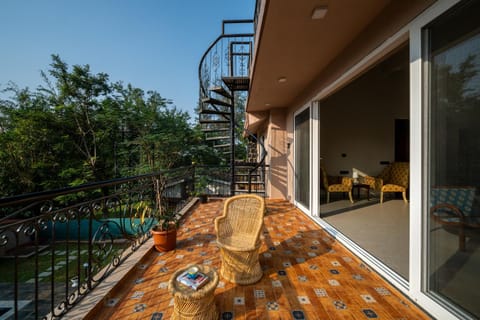 Property building, Balcony/Terrace, Pool view, Swimming pool