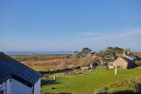 Cosy Flat Sea Views Short Walk to Shops & Pub Apartment in Sennen