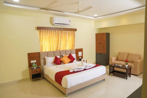 Seating area, Bedroom, air conditioner