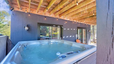 Hot Tub and Game Room Fireplace Mins to Ski Pets House in Pocono Mountains