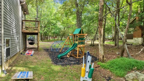 Hot Tub and Game Room a Fireplace Mins to Ski Pets House in Hickory Run State Park