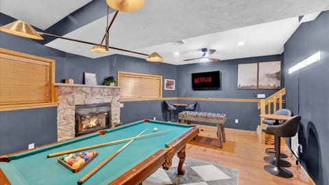 Hot Tub and Game Room a Fireplace Mins to Ski Pets House in Hickory Run State Park