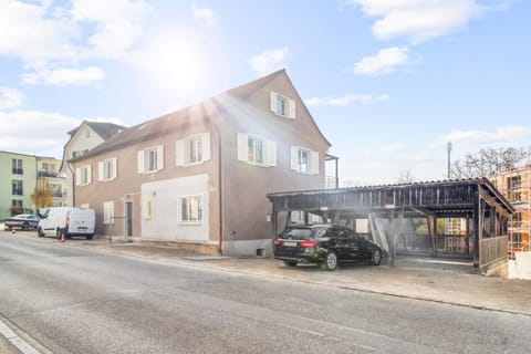Property building, Neighbourhood, Street view, Location, Parking