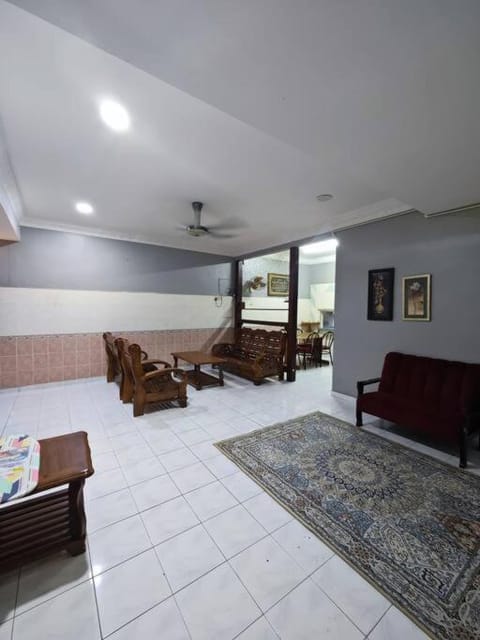 IlhamD' Homestay Kulim 5 Bedroom with 3 Toilet House in Penang