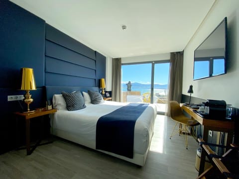 Bed, TV and multimedia, Sea view